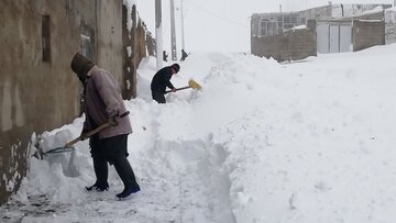 گردنه مائین بلاغ تکاب گرفتار برف و کولاک