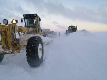 برف و کولاک راه ارتباطی ۱۵ روستای هشترود را مسدود کرد