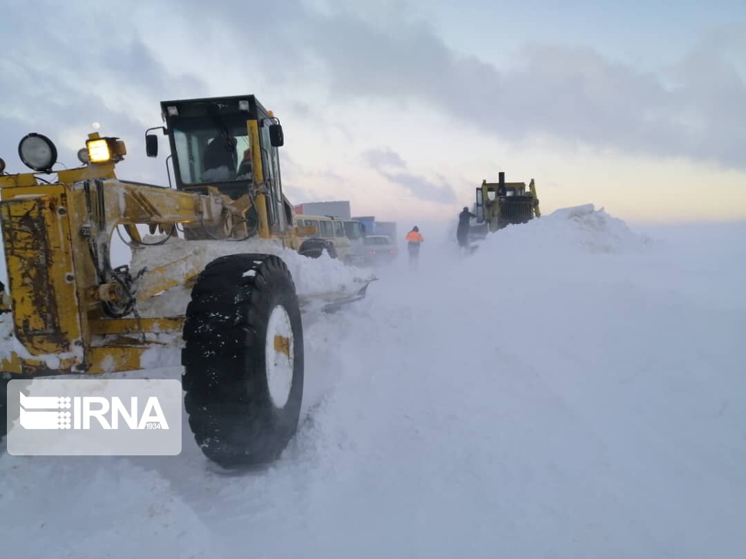 برف و کولاک راه ارتباطی ۱۵ روستای هشترود را مسدود کرد
