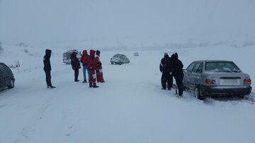 تلاش بی وقفه امدادگران در جاده های برفی تکاب