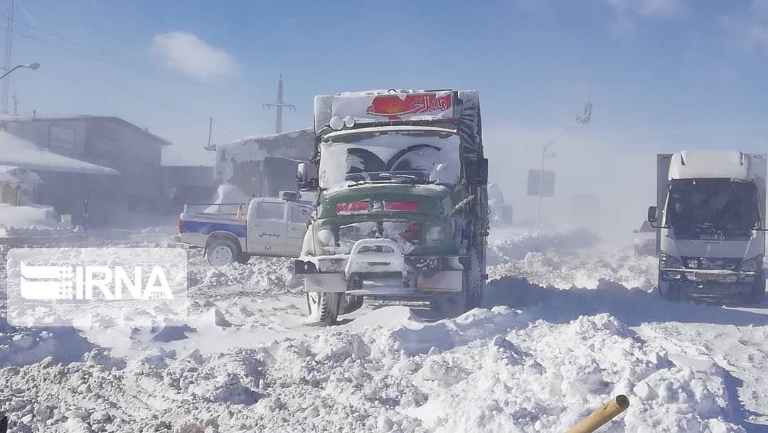 برف و کولاک تردد تریلی در مسیر قوچان- درگز را ممنوع کرد