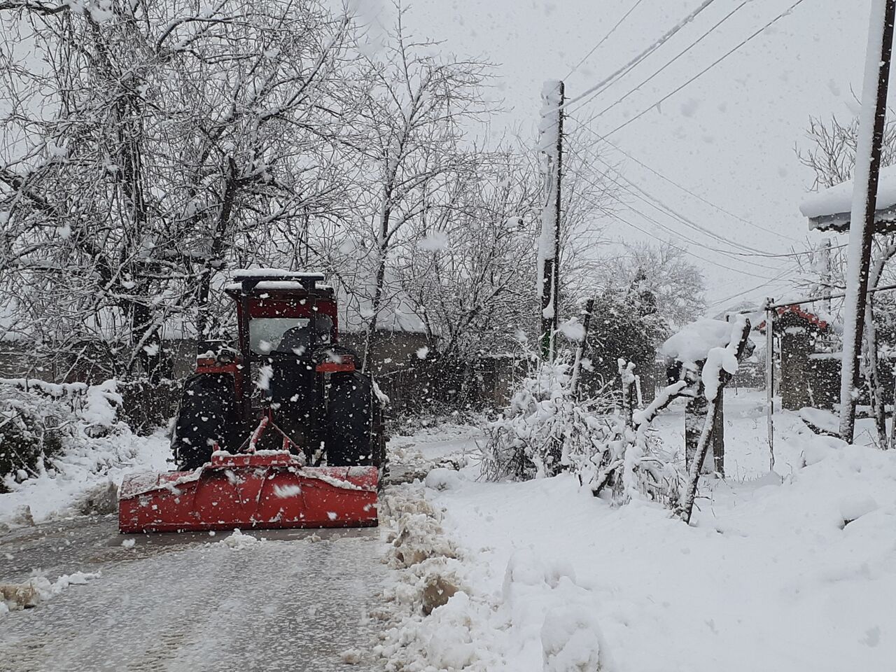 فعالیت بیش از ۱۷۵ دستگاه تراکتور برای برف روبی جاده های صومعه سرا