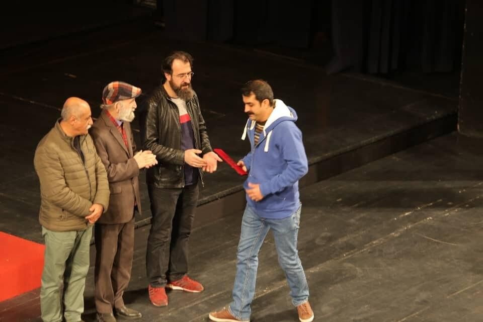 «بیگانه در خانه» با دروی جوایز بر سکوی اول جشنواره تئاتر فجر ایستاد