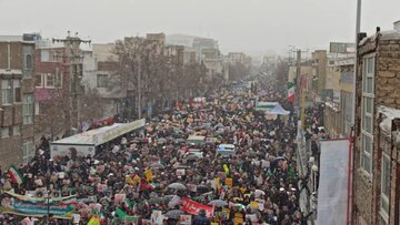 نمایش پویایی انقلاب در راهپیمایی ۲۲ بهمن مردم استان مرکزی