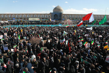 شُکوهِ اقتدار در شُکوفه‌بارانِ چهل و پنجم