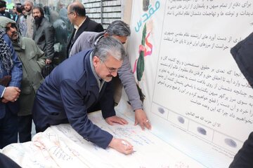 راهپیمایان مشهدی میثاق‌نامه رسمی دفاع از انقلاب، نظام و میهن را امضا کردند
