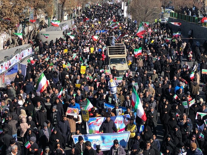 حضور در راهپیمایی ۲۲ بهمن، پشتوانه مردمی نظام را تقویت می کند