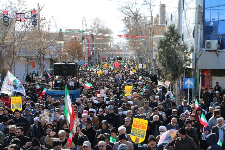 راهپیمایی با شکوه ۲۲ بهمن با حضور اقشار مختلف مردم ورامین برگزار شد