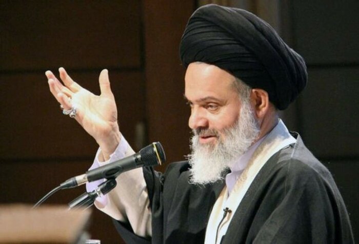 انقلاب اسلامی به شعار نه شرقی و نه غربی خود با همه فشارها پایبند ماند