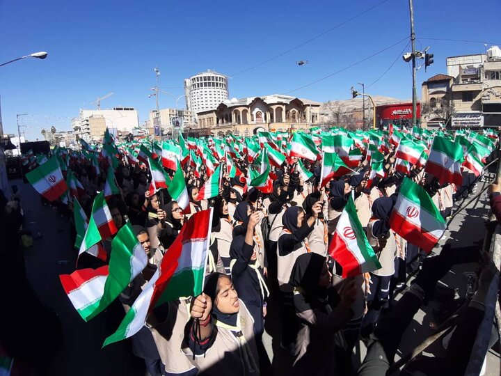اجرای سرود ۱۳۵۷ نفری در راهپیمایی ۲۲ بهمن شیراز
