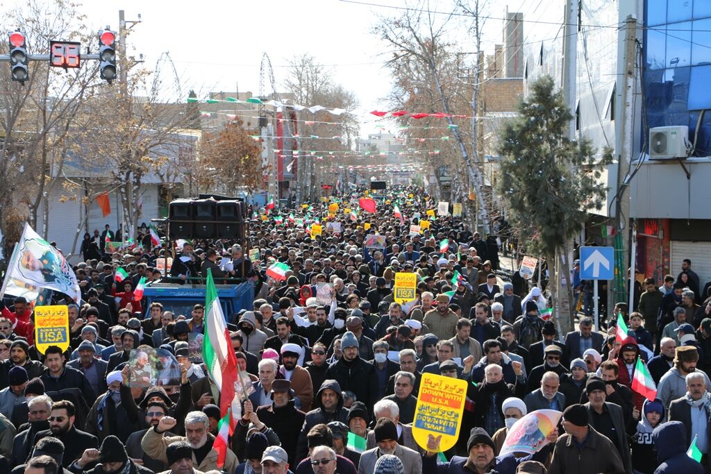 راهپیمایی با شکوه ۲۲ بهمن در ورامین برگزار شد
