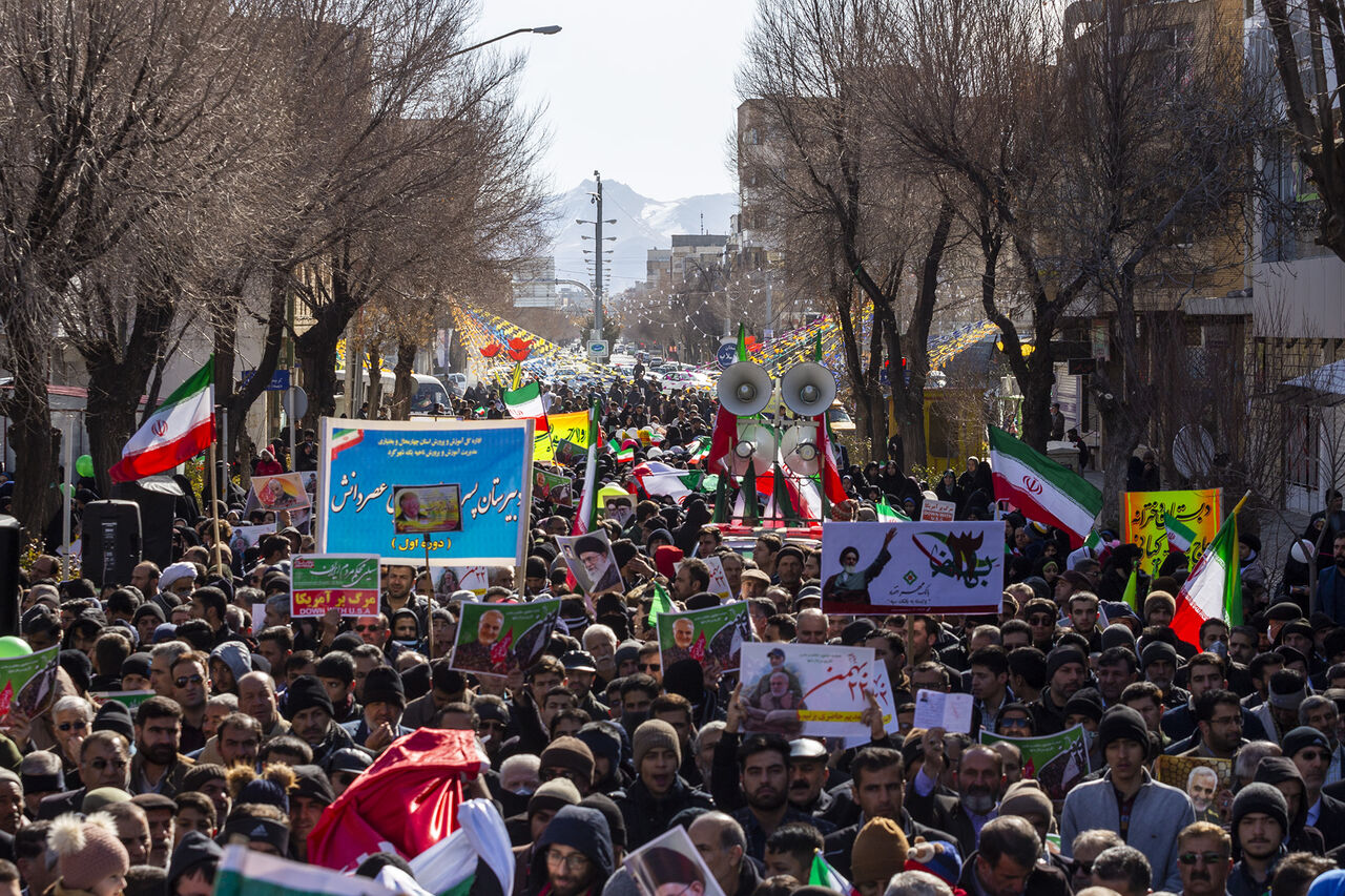 مردم بروجن در راهپیمایی 22 بهمن حماسه آفریدند