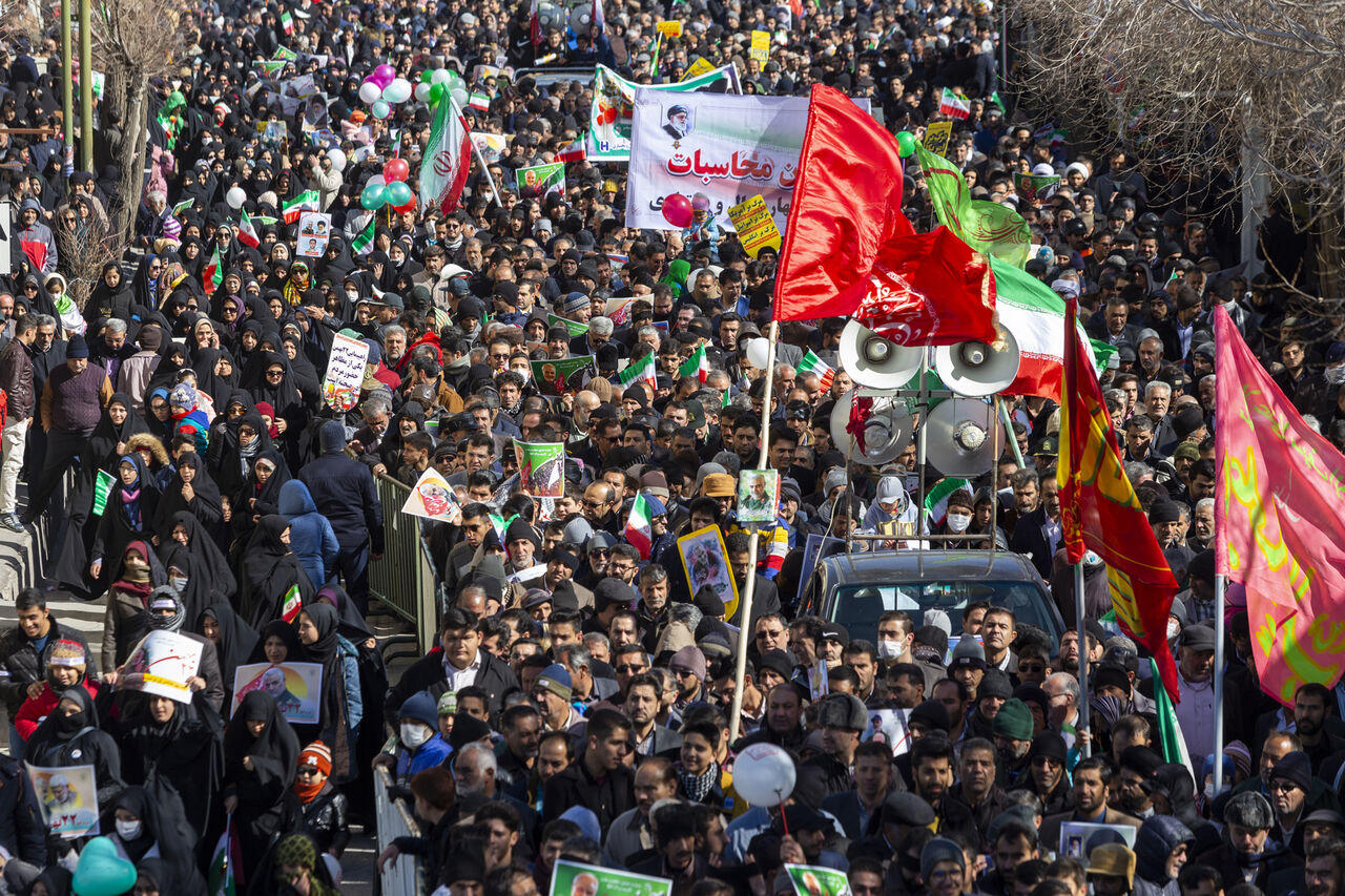 سردی هوا مانع حضور پرشور مردم شهرستان بن در راهپیمایی 22 بهمن نشد