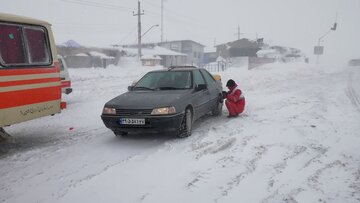 تکاب همچنان گرفتار برف و سرما