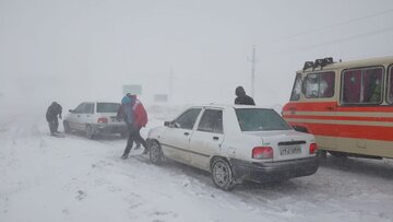 تکاب همچنان گرفتار برف و سرما