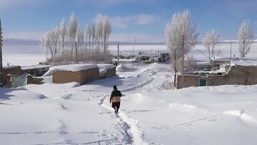 تکاب همچنان گرفتار برف و سرما