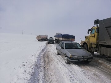 تکاب همچنان گرفتار برف و سرما