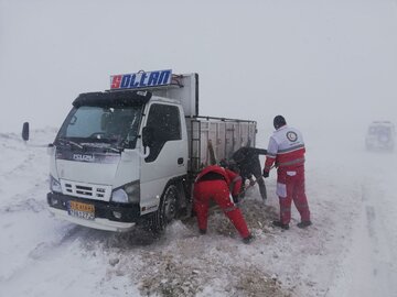 تکاب همچنان گرفتار برف و سرما