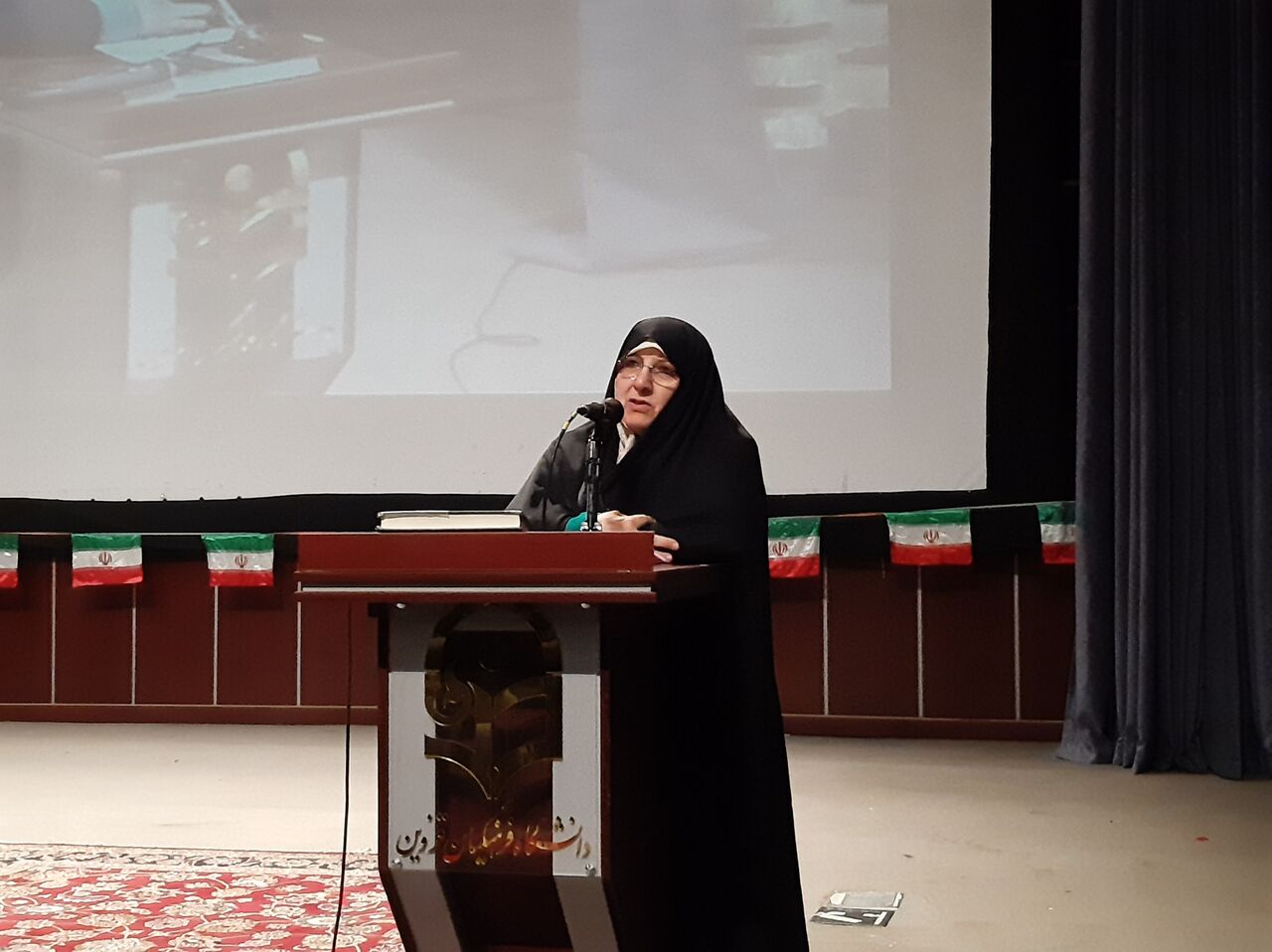 زنان نباید در پیگیری مطالبات اسیر جو رسانهای شوند زنان نباید در پیگیری مطالبات اسیر جو رسانهای شوند