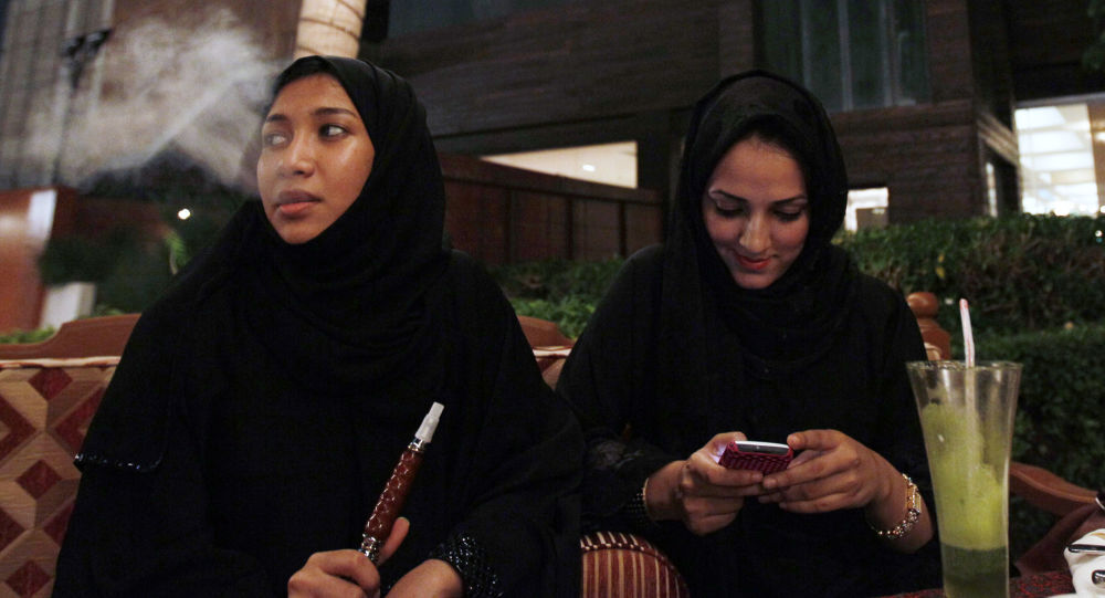 دختران سعودی آزادی را دود می کنند