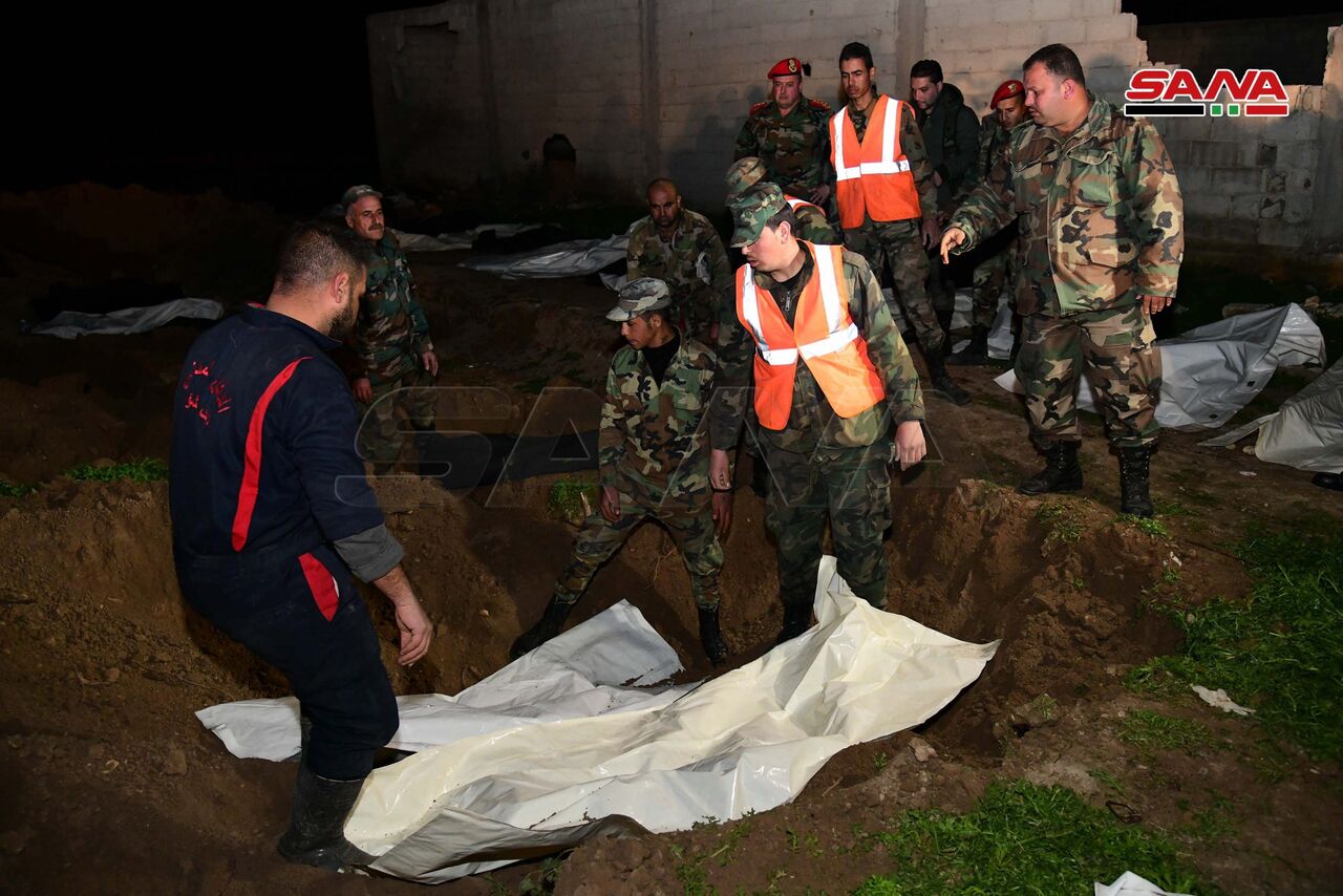 کشف گور دسته‌جمعی اجساد نظامیان ارتش سوریه در شرق این کشور
