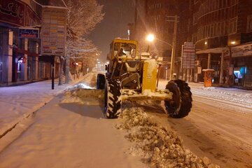 برف‌روبی معابر و خیابان‌های شهر مهاباد