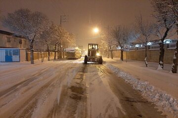 برف‌روبی معابر و خیابان‌های شهر مهاباد