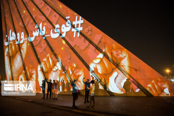 اکران تصاویر نماد همدردی با چین بر برج آزادی