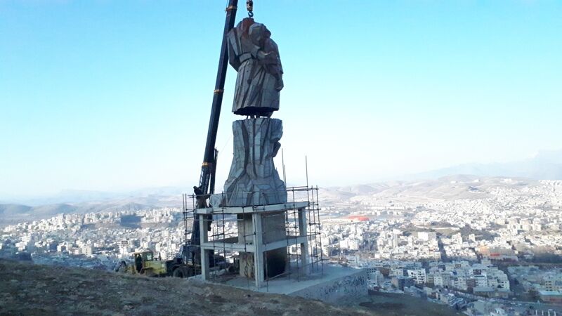 پیکره یادبود ایثار و مقاومت مردم کردستان در آبیدر نصب شد