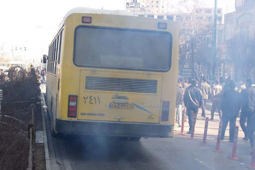 نفس های سیاه اتوبوس‌های فرسوده در خیابان‌های شهر
