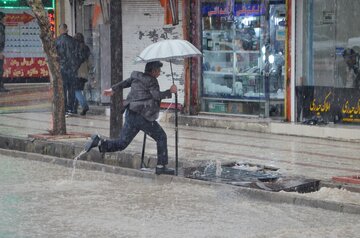 بارش باران باعث آبگرفتگی معابر دزفول و شوش شد
