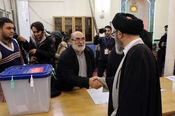 حضور امام جمعه تبریز در پای صندوق رای