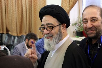 حضور امام جمعه تبریز در پای صندوق رای