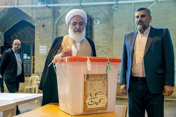 حضور نماینده ولی فقیه در استان کرمانشاه در پای صندوق‌ رای