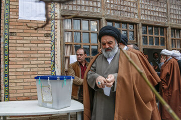 نماینده ولی  فقیه در استان کردستان رای خود را به صندوق انداخت