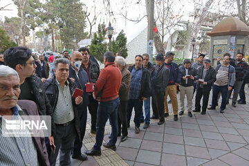 صف‌های طولانی مردم در شعبه اخذ رای مسجد ابوذر تهران