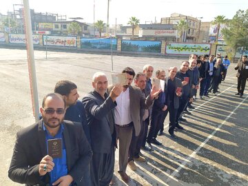 حضور مرزنشینان غرب کرمانشاه در پای صندوق‌های رای