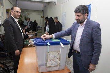 حضور سید محمد موسوی معاون پیشگیری از وقوع جرم دادگستری استان چهارمحال و بختیاری در انتخابات مجلس شورای اسلامی