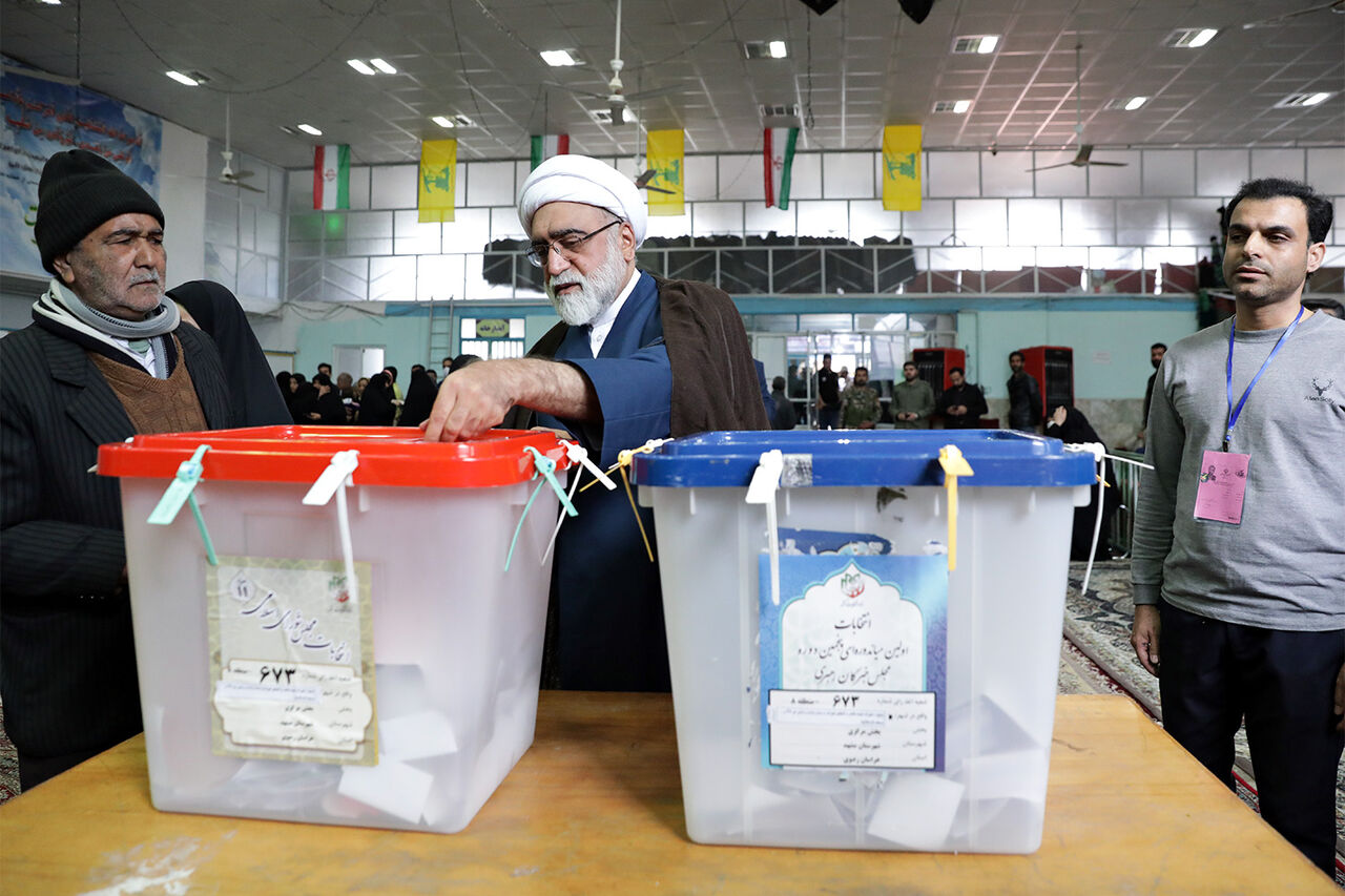 تولیت آستان قدس رضوی رای خود را به صندوق انداخت