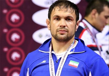 La remise de la médaille d'or à un lutteur iranien, en attendant l'approbation du Comité International Olympique