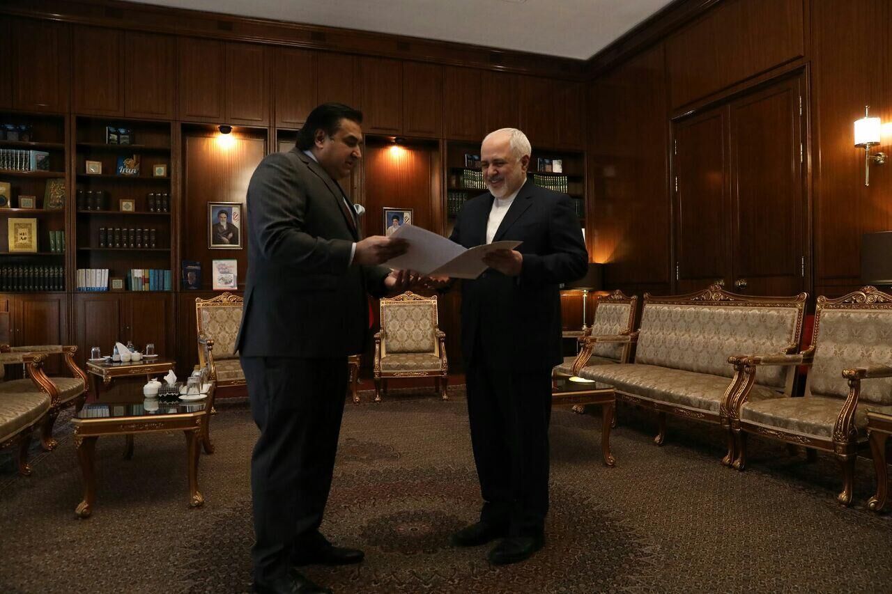 New Pakistani envoy submits copy of credentials to Zarif