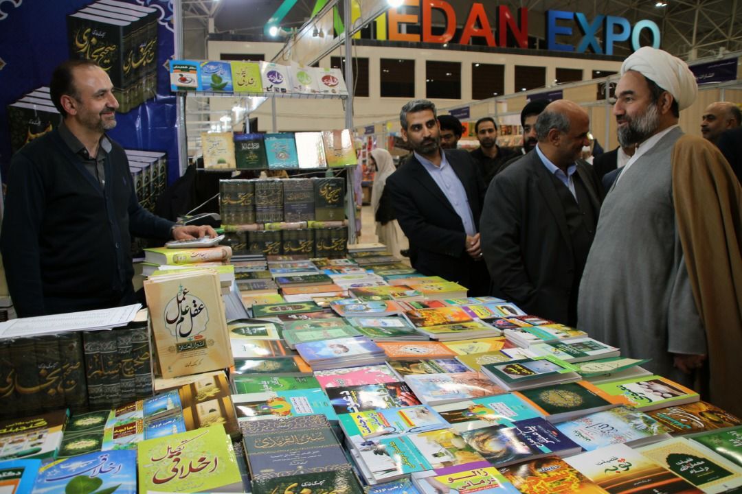 بازدید امام جمعه زاهدان از نمایشگاه کتاب