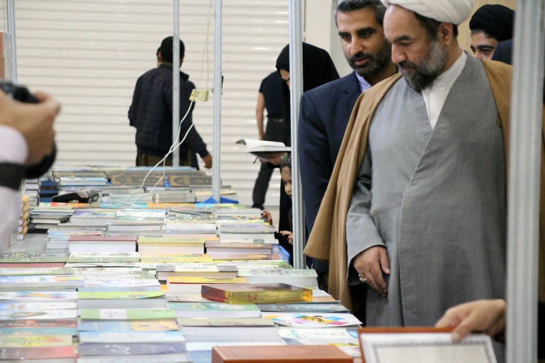 بازدید امام جمعه زاهدان از نمایشگاه کتاب