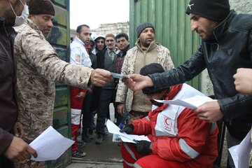 امدادرسانی نیروهای جمعیت هلال احمر در مناطق زلزله‌زده قطور