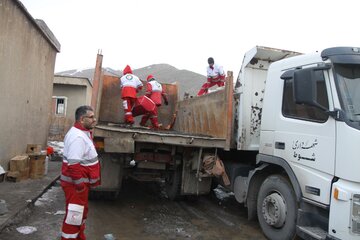 امدادرسانی نیروهای جمعیت هلال احمر در مناطق زلزله‌زده قطور