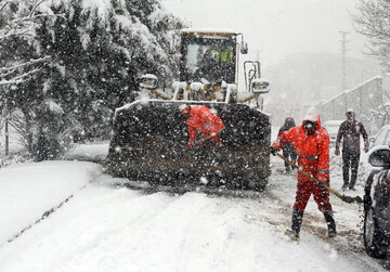 بارش برف راه ارتباطی ۲۱ روستای اردل و کوهرنگ را مسدود کرد