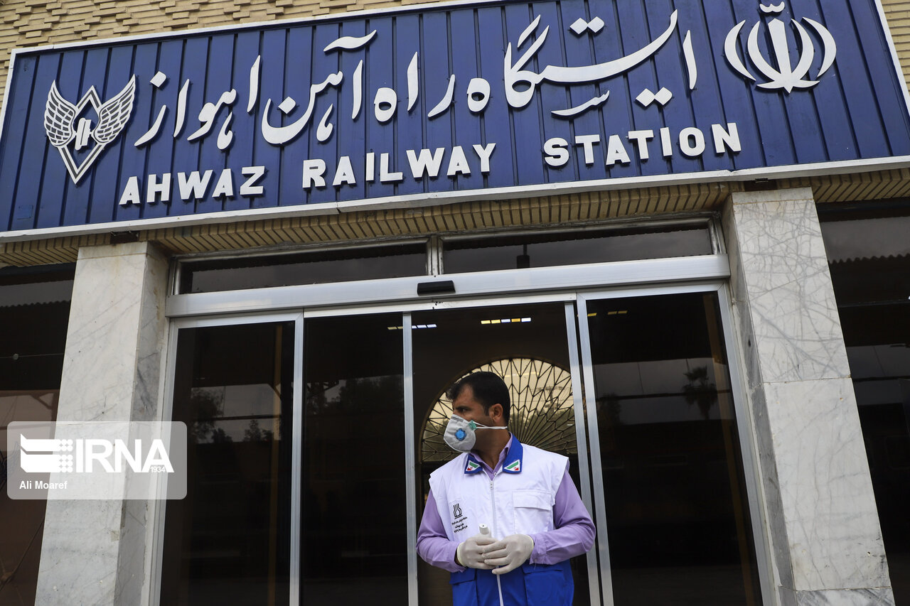 ضدعفونی شبانه روزی قطارهای ورودی به ایستگاه راه آهن اهواز - ایرنا