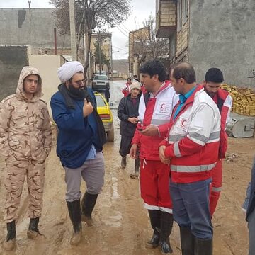 توزیع بسته غذایی ۷۲ ساعته میان سیل زدگان دلفان