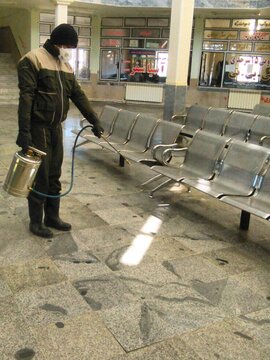 ضدعفونی کردن خیابان‌ها و اماکن عمومی تکاب