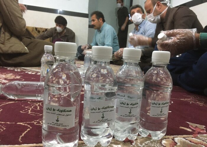 انجمن مردمی پاژین ۱۰ هزار بطری محلول ضد عفونی در بانه توزیع می‌کند